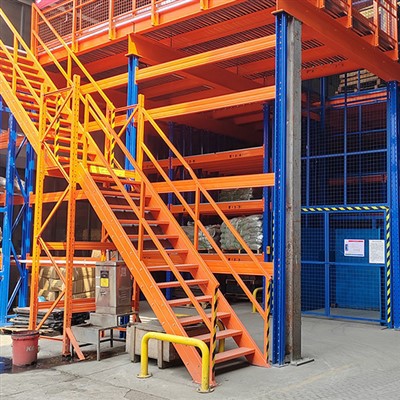 Entrepiso con estructura elevada de acero